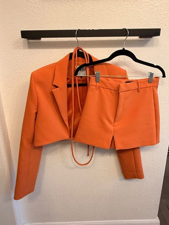 Suit set: High-Waist Tailored Skort and Cropped Blazer - Picture 2 of 8